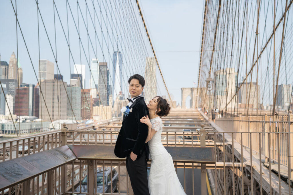 ニューヨークの前撮り|ウェディングフォト/花婿さまに寄り添う花嫁さま。