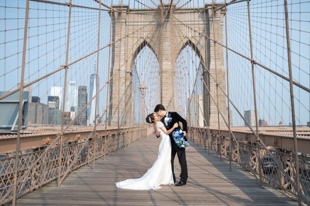 ニューヨークの前撮り|ウェディングフォト/ブルックリン橋の真ん中で優雅なお姿。