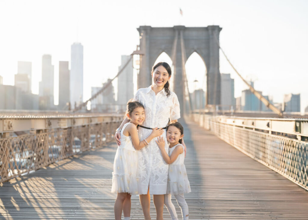 ニューヨークのファミリーフォト/ブルックリン橋でハグする母と娘２人。