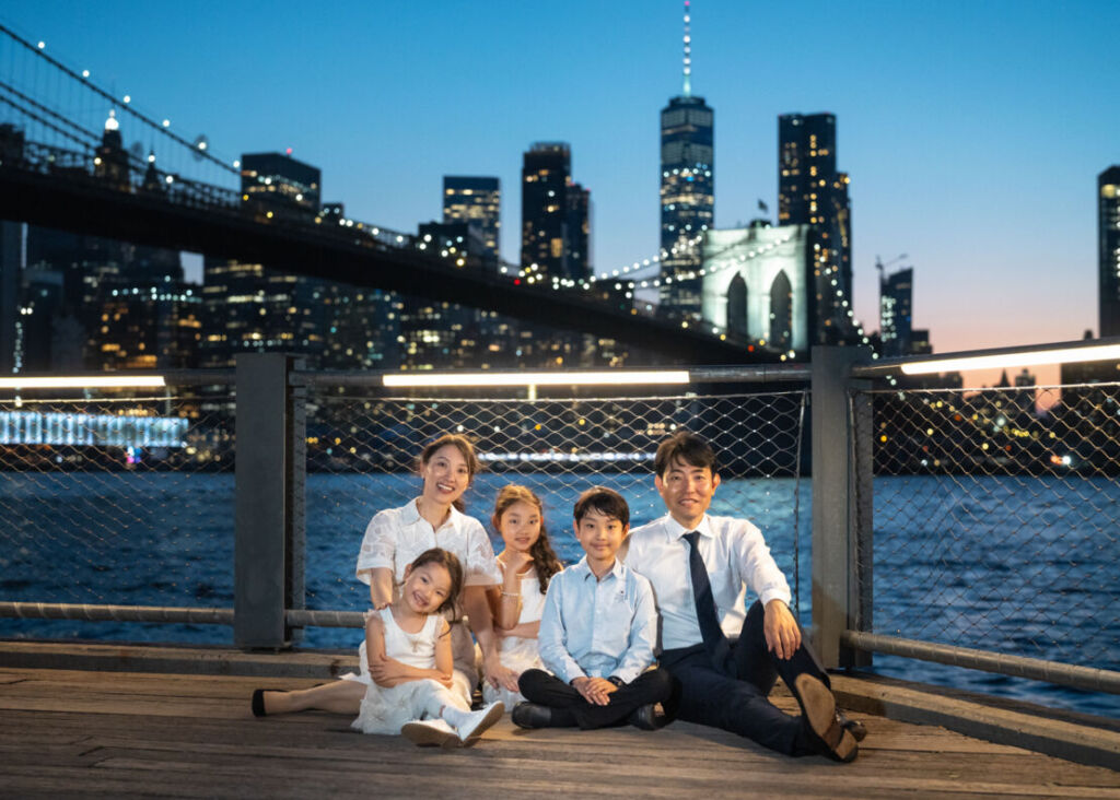 ニューヨークのファミリーフォト/マンハッタンの夜景を背景にした５人家族。