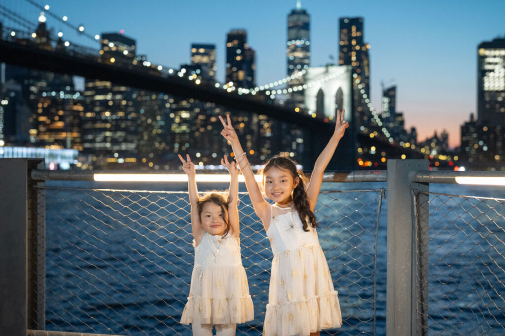 ニューヨークのファミリーフォト/お揃いのワンピースを着た姉妹。