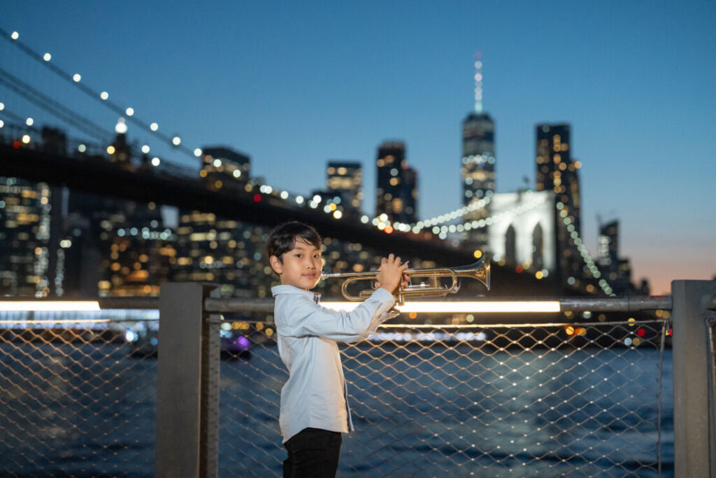 ニューヨークのファミリーフォト/トランペットを構えるお兄ちゃん。