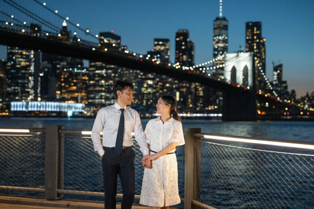 ニューヨークのファミリーフォト/見つめ合うご夫婦。