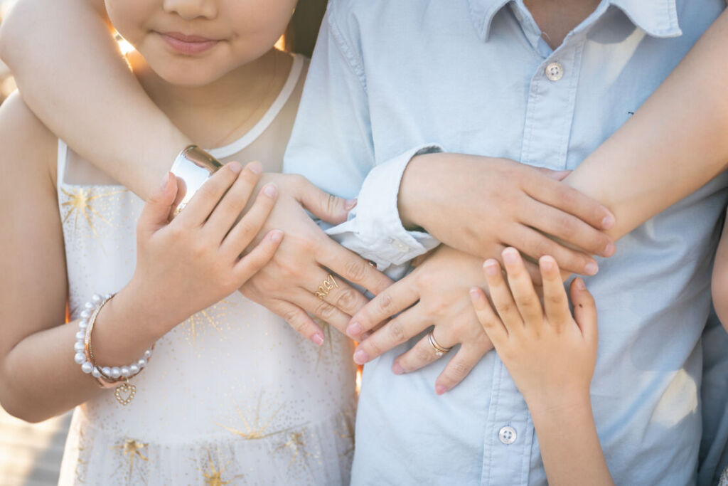 ニューヨークのファミリーフォト/ママの手と子供たちの手が重なっている様子。