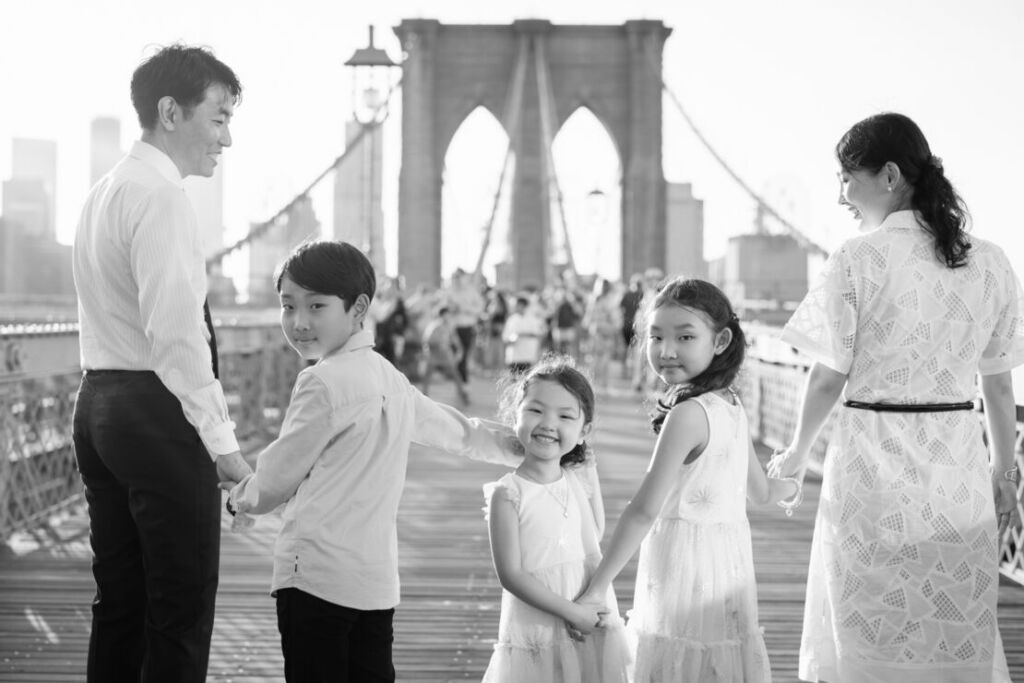 ニューヨークのファミリーフォト/ブルックリン橋で振り返りショット。