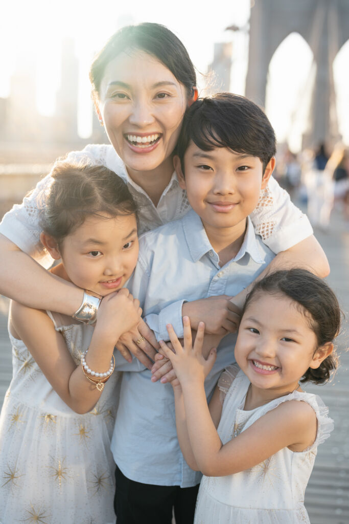 ニューヨークのファミリーフォト/寄り添うママと子供たち。