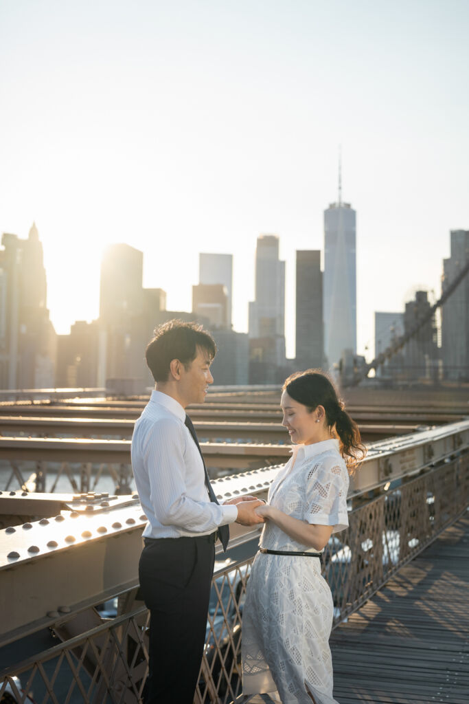 ニューヨークのファミリーフォト/手をつなぎ向かい合うパパとママ。