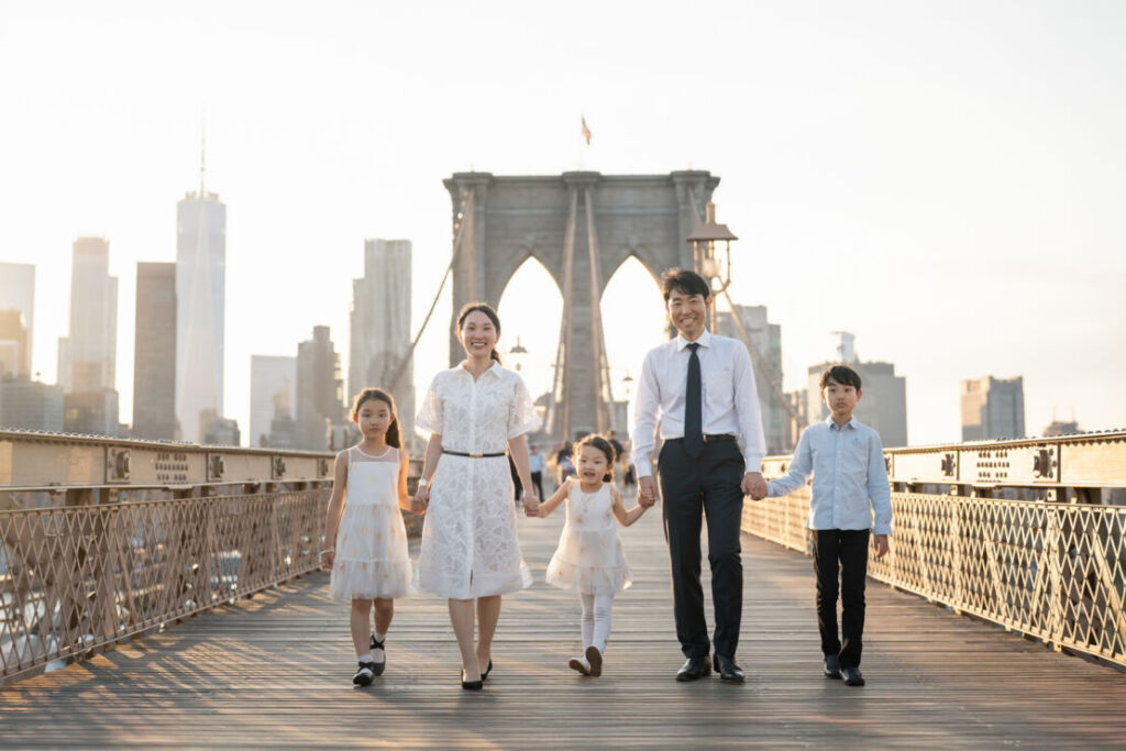 ニューヨークのファミリーフォト/ブルックリンブリッジで手をつなぐご家族。