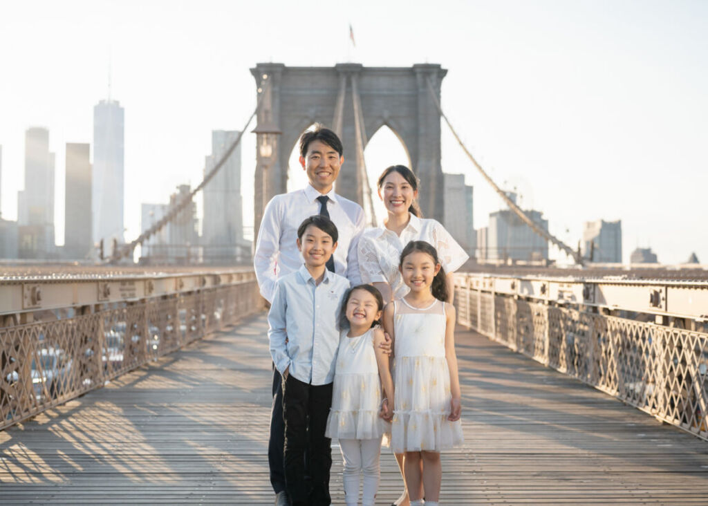 ニューヨークのファミリーフォト/ブルックリン橋に立つ５人家族。