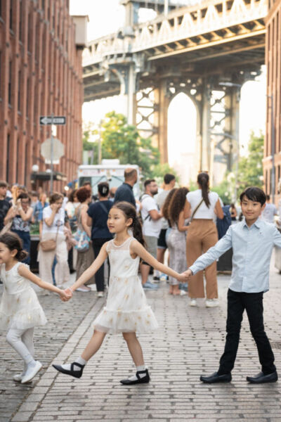 ニューヨークのファミリーフォト/ワシントンストリートで手をつなぐ５人家族。