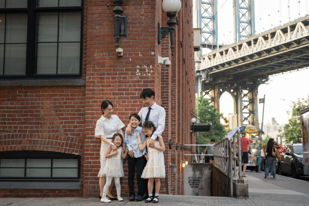 ニューヨークのファミリーフォト/ワシントンストリートに立つご家族。