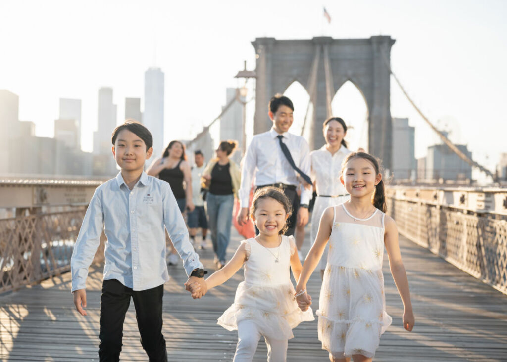 ニューヨークのファミリーフォト/ブルックリン橋でお子様たちの笑顔。