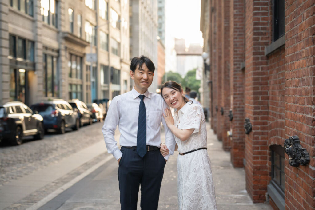 ニューヨークのファミリーフォト/寄り添うパパとママ。