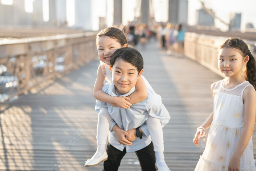 ニューヨークのファミリーフォト/ブルックリン橋に立つ３兄妹。