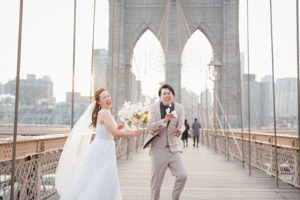 ニューヨークの前撮り|ウェディングフォト/ブルックリン橋で踊る姿。