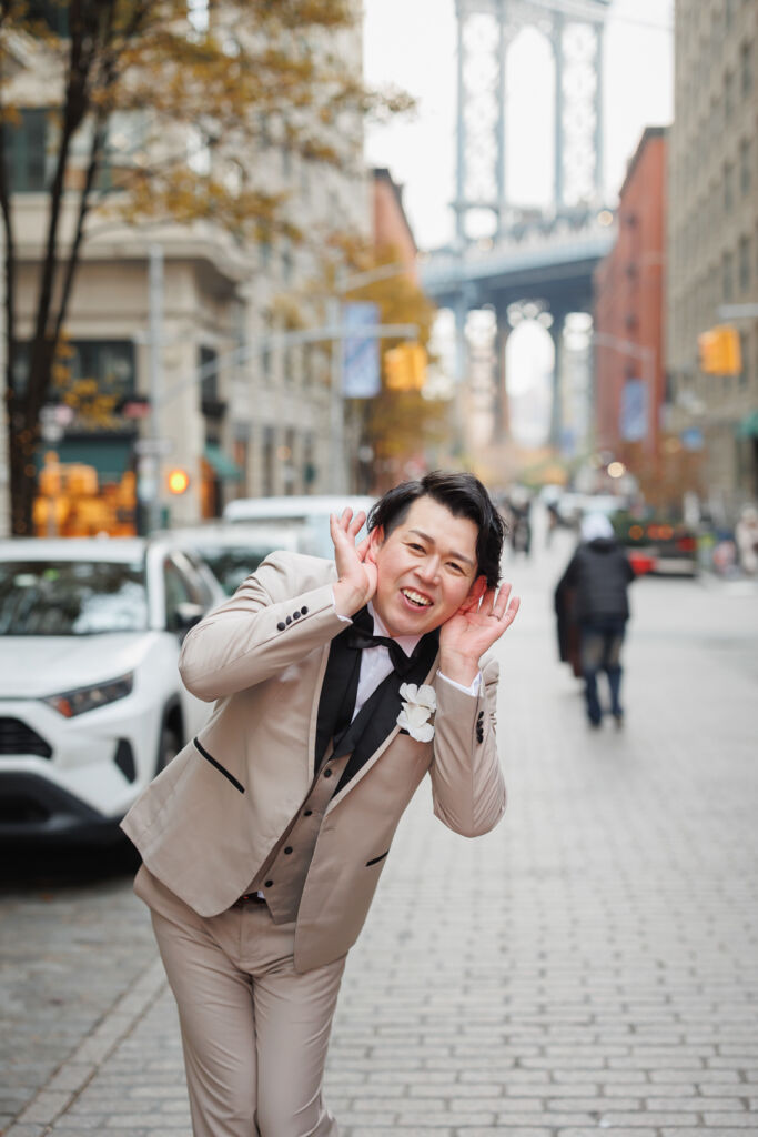 ニューヨークの前撮り|ウェディングフォト/ダンボの真似をする花婿さま。