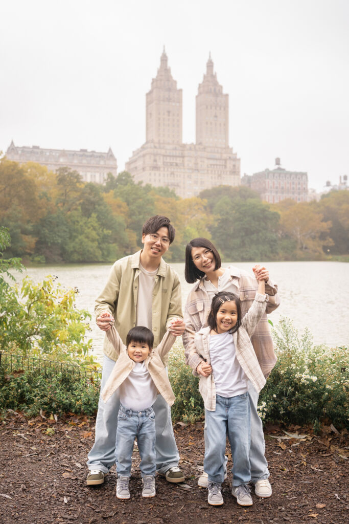 ニューヨークでファミリーフォト/家族４人で歩くせんとラルパーク。