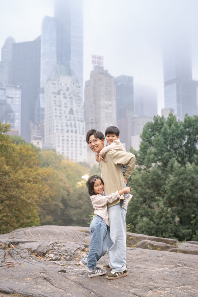 ニューヨークでファミリーフォト/ラットロックで、パパとお子様２人。