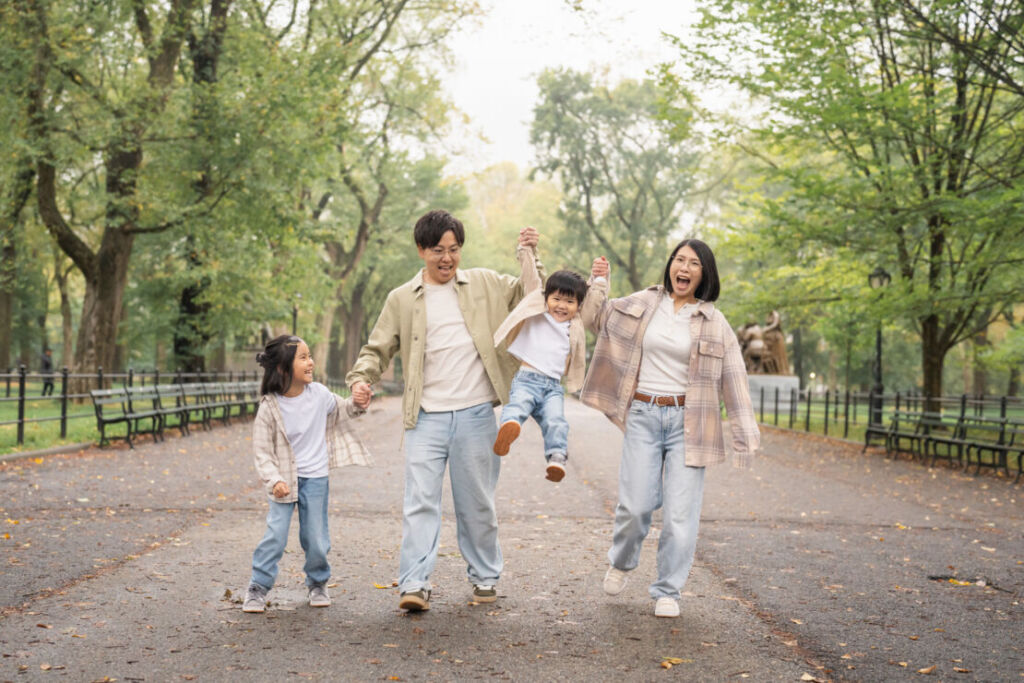 ニューヨークでファミリーフォト/ザ・モールで家族４人、手をつないでいる。