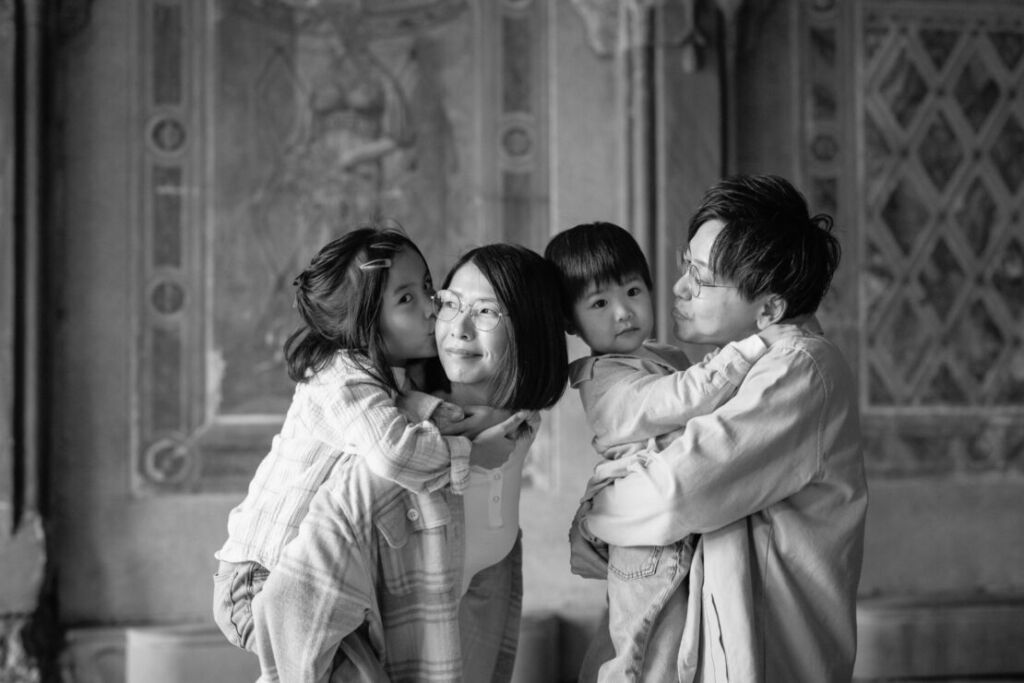 ニューヨークでファミリーフォト/ベセスダテラスで寄り添うご家族。