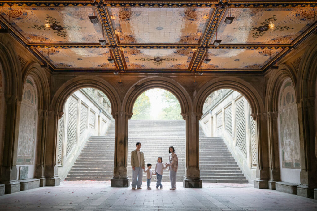 ニューヨークでファミリーフォト/ベセスダテラスのアーケードに立つご家族。