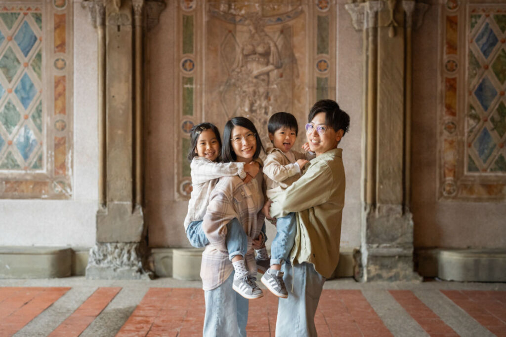 ニューヨークでファミリーフォト/ベセスダテラスの壁画前でご家族４人の笑顔。