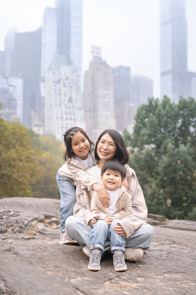 ニューヨークでファミリーフォト/ラットロックに座るママとお子様２人。