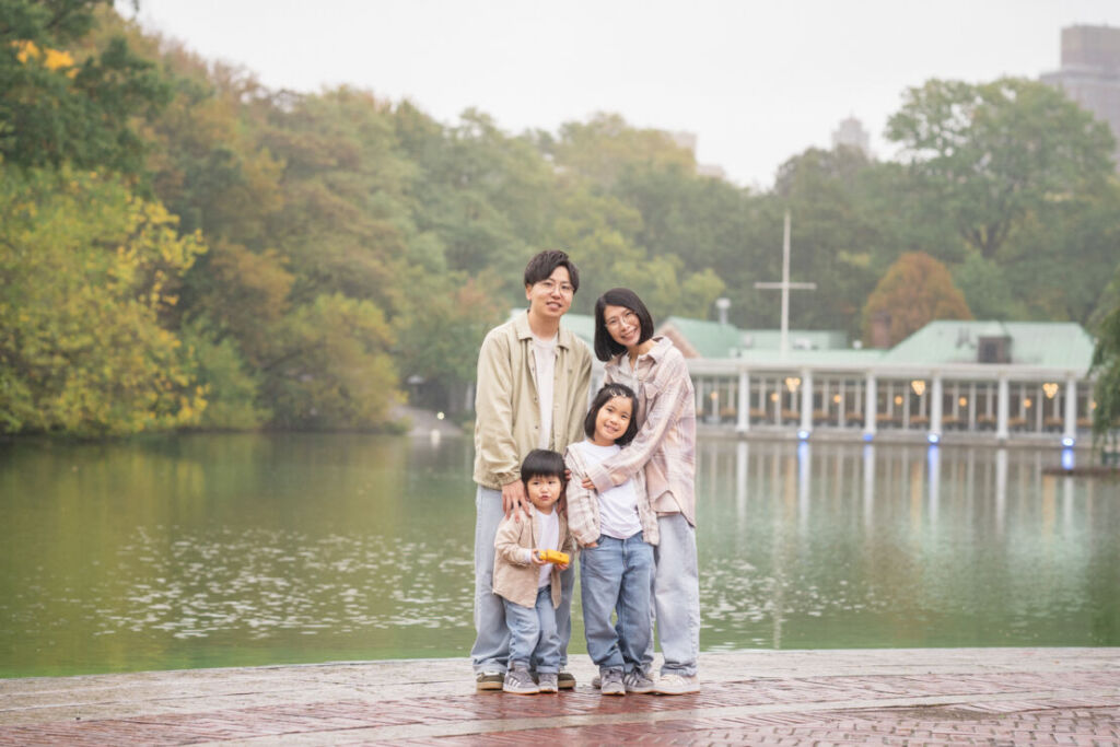 ニューヨークでファミリーフォト/ボートハウスを背景にザ・レイクのほとりで。