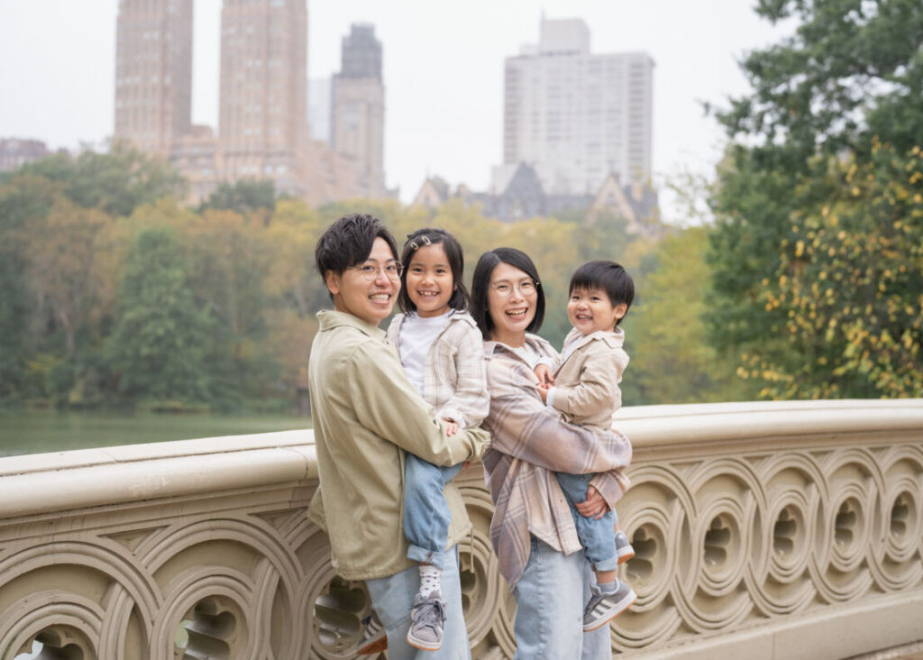 ニューヨークでファミリーフォト/ボウブリッジでご家族の笑顔。