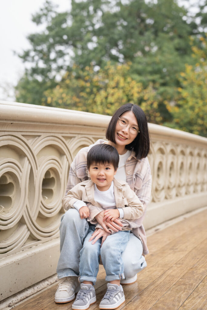 ニューヨークでファミリーフォト/ボウブリッジでママと弟くんの２ショット。