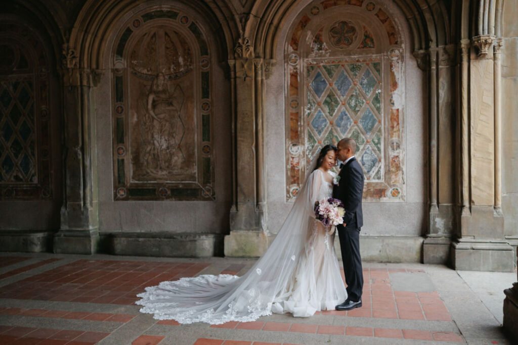 ニューヨークでウェディングフォト|前撮り/ベセスダテラスのアーケードにて寄り添うカップル。