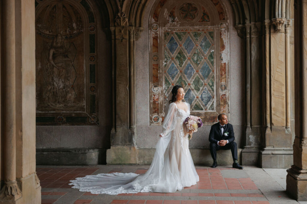 ニューヨークでウェディングフォト|前撮り/ベセスダテラスのアーケードから外を眺める花嫁と花婿。