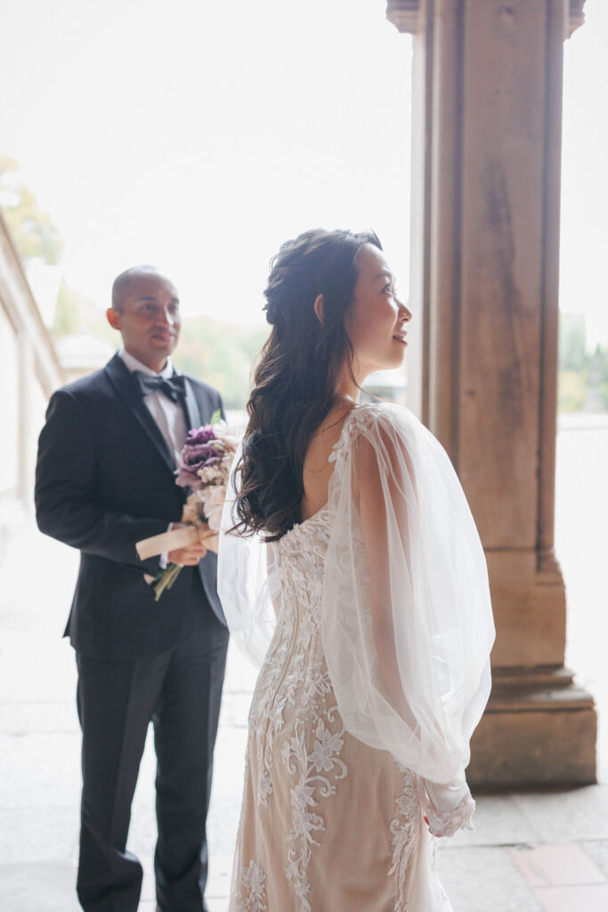 ニューヨークでウェディングフォト|前撮り/シアーなパフスリーブのウェディングドレス。