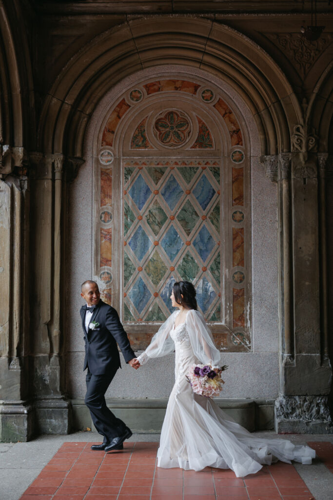 ニューヨークでウェディングフォト|前撮り/ベセスダテラスのアーケードを走る花嫁と花婿。