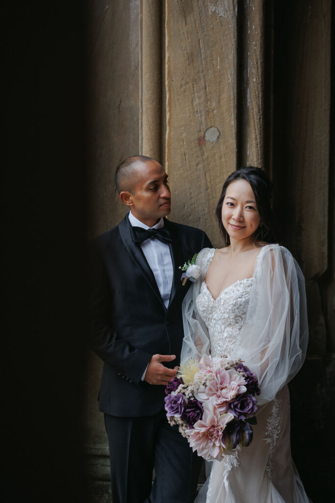 ニューヨークでウェディングフォト|前撮り/花嫁の横顔を見つめる花婿。