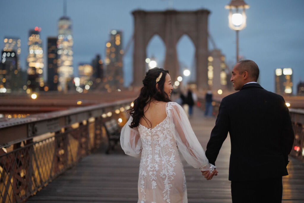 ニューヨークでウェディングフォト|前撮り/薄明の青い空とウェディング姿。