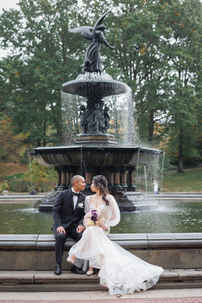 ニューヨークでウェディングフォト|前撮り/ベセスダの噴水前で見つめあう花嫁と花婿。