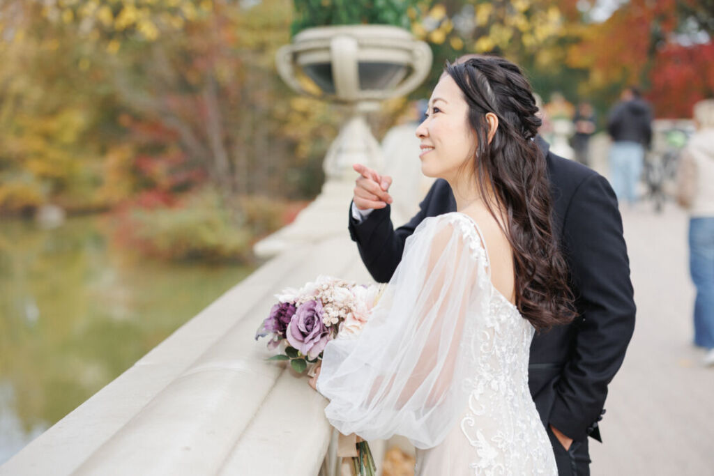 ニューヨークでウェディングフォト|前撮り/景色を眺めて、語らう花嫁と花婿。