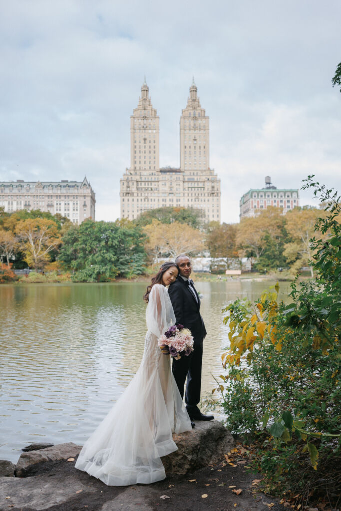 ニューヨークでウェディングフォト|前撮り/湖のほとりで肩を寄せ合う花嫁と花婿。