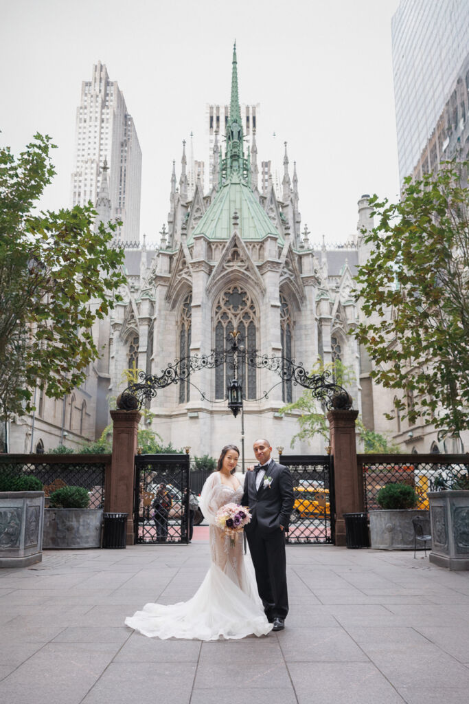 ニューヨークでウェディングフォト|前撮り/エントランスの向かいにあるセント・パトリック大聖堂を背景に。