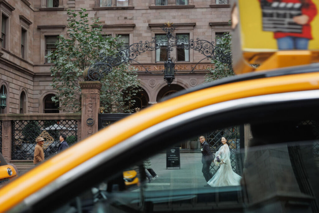 ニューヨークでウェディングフォト|前撮り/イエローキャブん向こう側に顔を出す花嫁と花婿。
