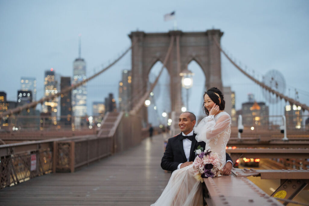 ニューヨークでウェディングフォト|前撮り/ブルックリン橋から景色を眺める花嫁と花婿。