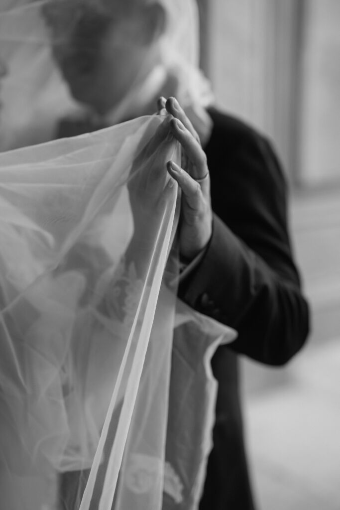 ニューヨークでウェディングフォト|前撮り/手と手を合わせている花嫁と花婿。