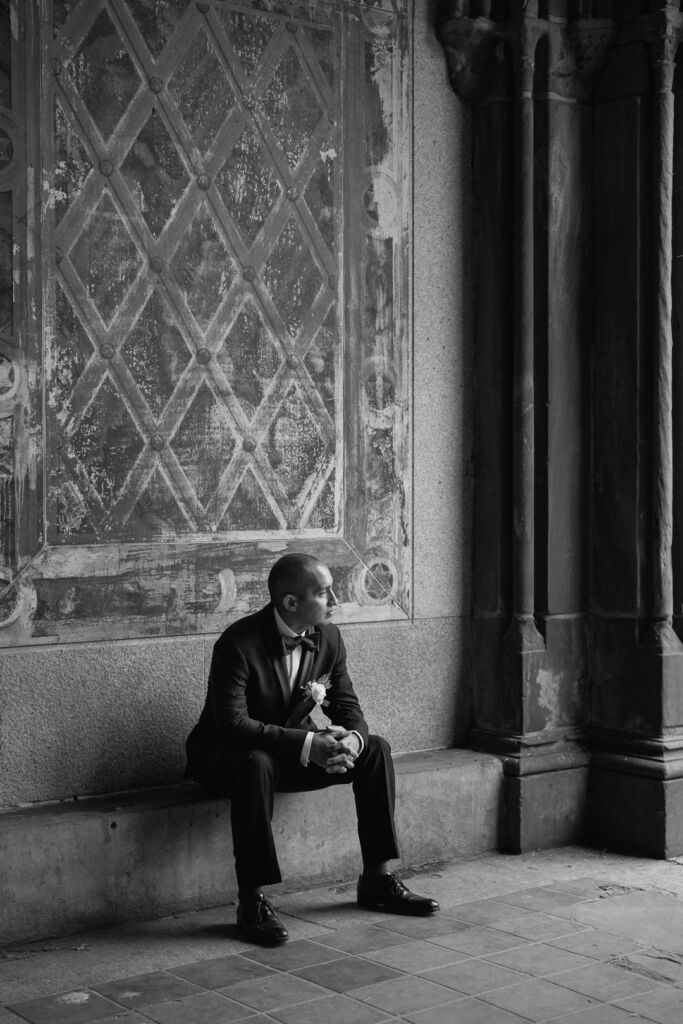 ニューヨークでウェディングフォト|前撮り/ベセスダテラスにて花婿さまのソロショット。