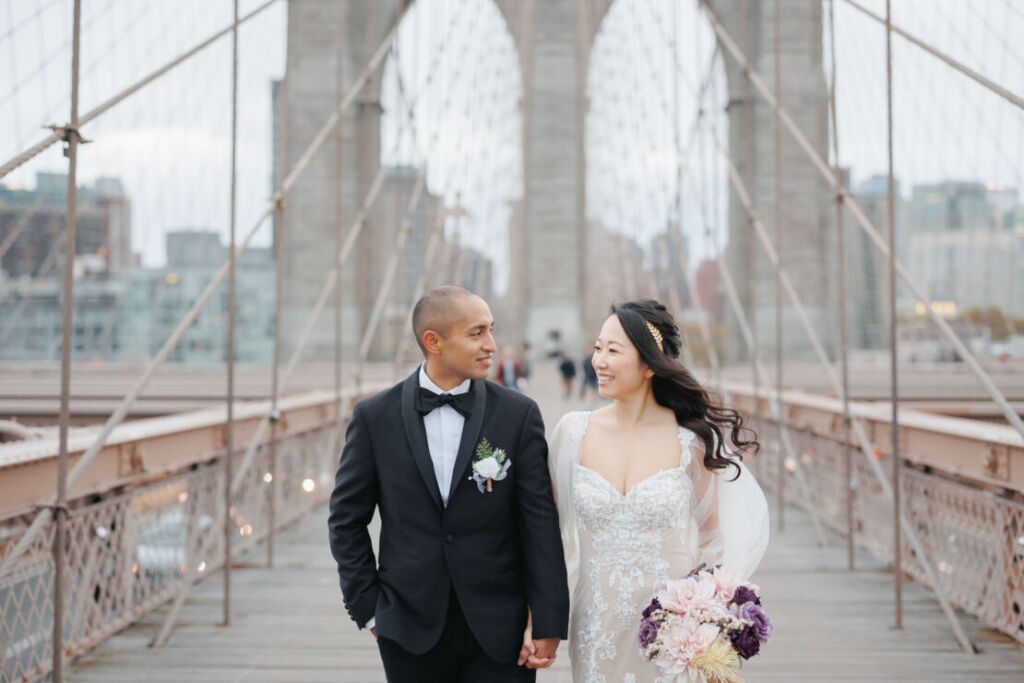 ニューヨークでウェディングフォト|前撮り/笑顔で見つめあう花嫁と花婿。