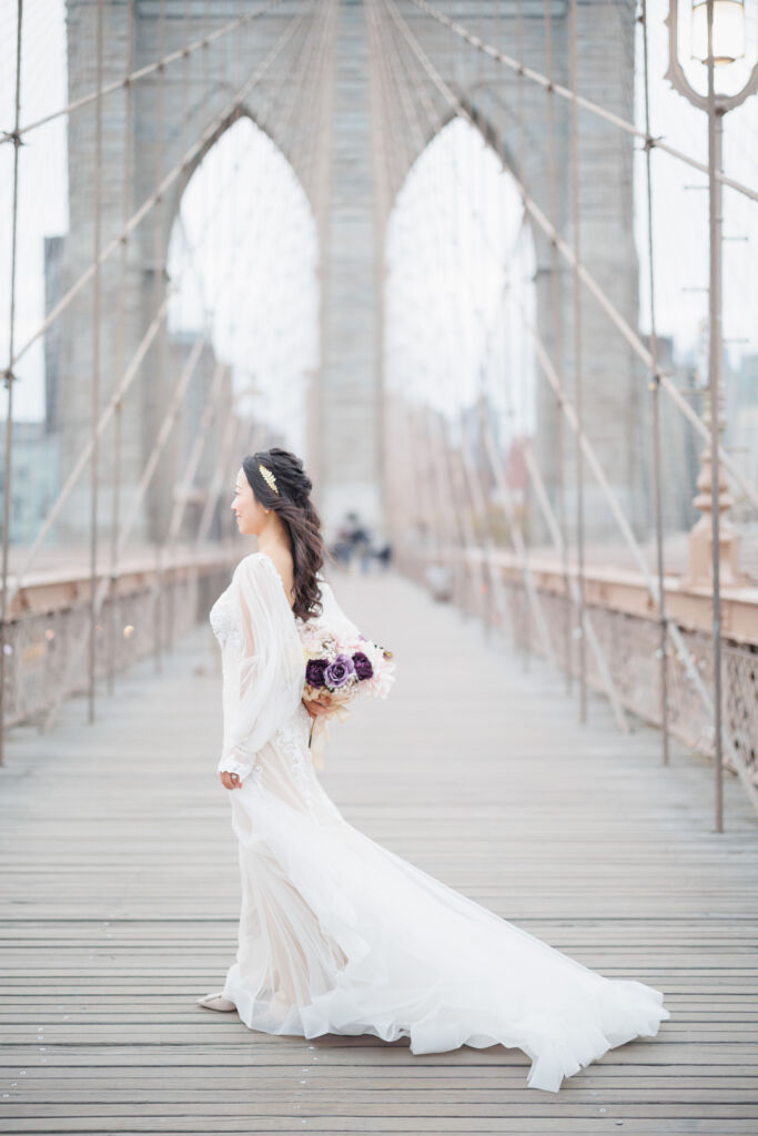 ニューヨークでウェディングフォト|前撮り/ブルックリン橋の風に揺れるトレーン。