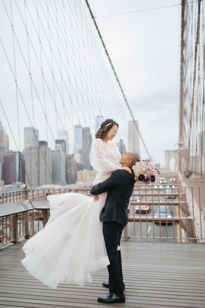 ニューヨークでウェディングフォト|前撮り/ブルックリン橋で抱っこショット。
