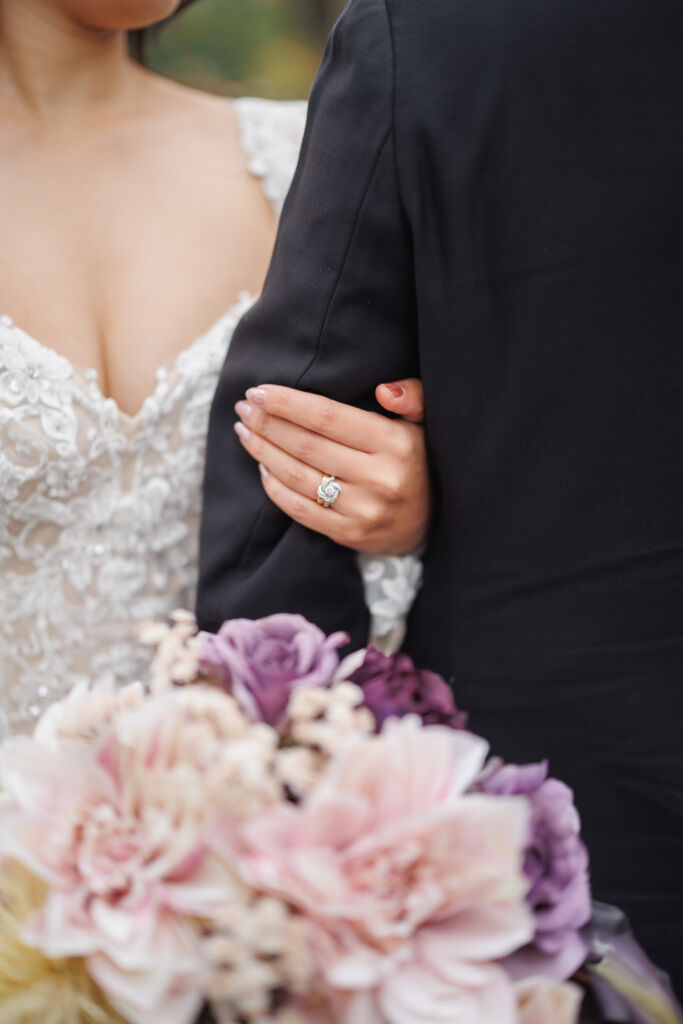 ニューヨークでウェディングフォト|前撮り/腕を組む花嫁と花婿。