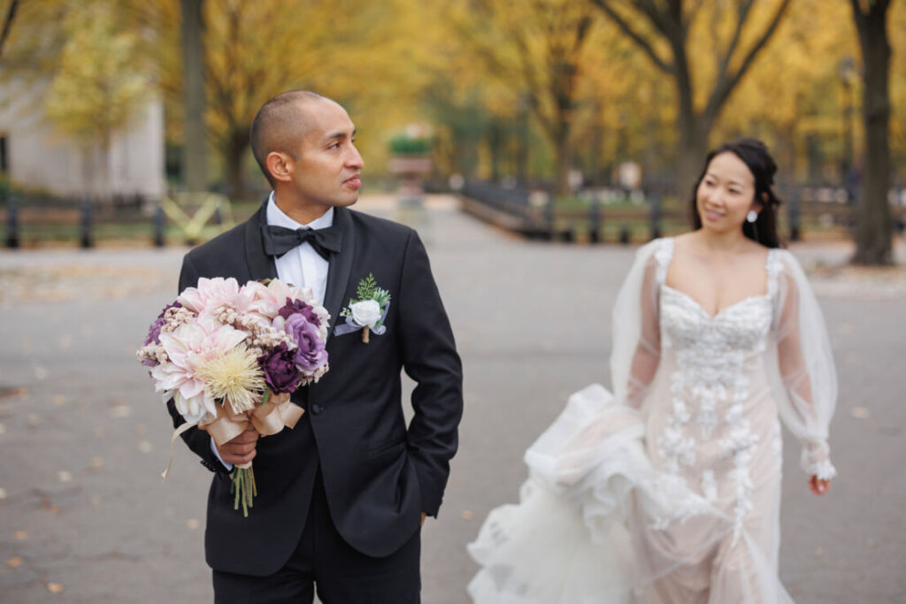 ニューヨークでウェディングフォト|前撮り/セントラルパークの秋の景色とウェディング姿。