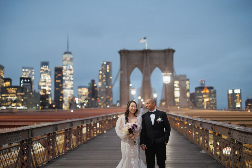 ニューヨークでウェディングフォト|前撮り/ブルックリン橋に立つ花嫁さまと花婿さま。